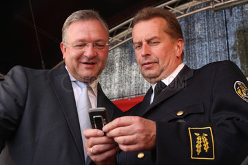 Berlin  Deutschland  Buergermeister und Innensenator Frank Henkel  CDU  und Landesbranddirektor Wilfried Graefling