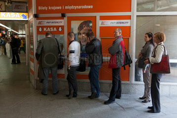 Warschau  Polen  Warteschlange an einem Schalter der PKP Intercity im Hauptbahnhof Warszwa Centralna