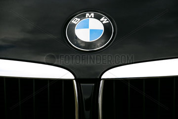 Berlin  Deutschland  BMW-Logo auf einer Motorhaube