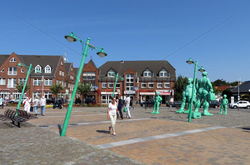 Westerland  Deutschland  Figuren Reisende Riesen im Wind auf dem Bahnhofsvorplatz auf Sylt