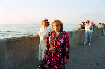 Zwei Seniorinnen an der Strandpromenade von Selenogradsk (Cranz)  Russland