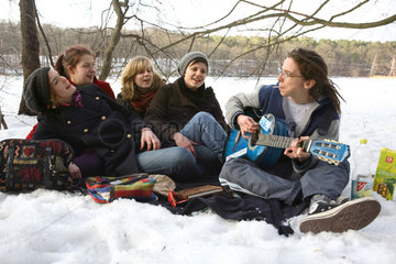 Berlin  Deutschland  jugendliche Gruppe macht Picknick im Schnee