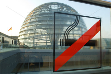 Berlin  Reichstagskuppel mit Rauchverbots-Schild
