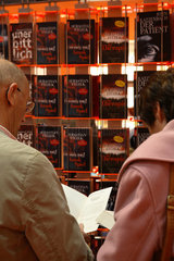 Leipziger Buchmesse 2007: Senioren am Buchregal