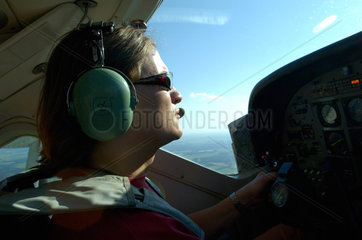 Gransee  Deutschland  Pilot eines Flugzeugs beim Aufstieg
