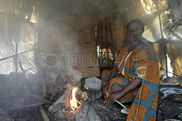 Goma  Demokratische Republik Kongo  Frau entzuendet in ihrer Huette ein Feuer