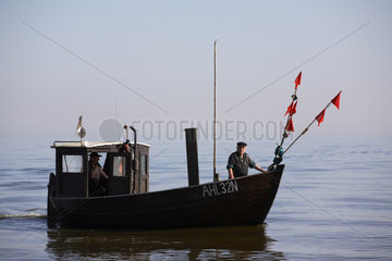 Fischer auf einem Fischkutter an der Ostsee