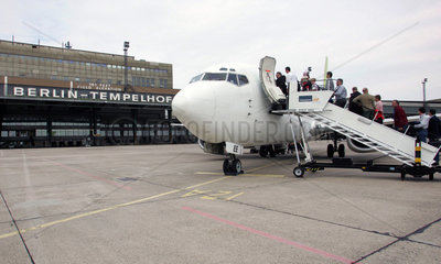 Berlin  Reisende steigen in ein Flugzeug am Flughafen Berlin Tempelhof
