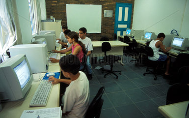 Informatikunterricht in einer Favela in Rio de Janeiro