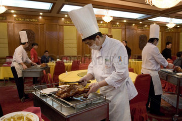 Peking  Koch beim Zerteilen einer Pekingente im Quanjude Roast Duck Restaurant