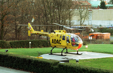 Hubschrauber der ADAC Luftrettung GmbH auf dem Landeplatz