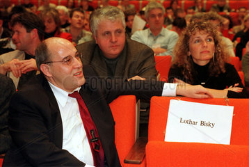 Gregor Gysi und leerer Stuhl mit Schild Lothar Bisky
