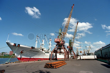 Beladung eines Schiffes mit Stueckgut im Handelshafen von Kaliningrad  Russland