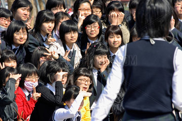 Peking  chinesische Maedchen beim Gruppenfoto