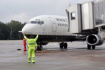 Koeln  ein Lotse auf dem Flughafen Koeln-Bonn weist ein Flugzeug ein