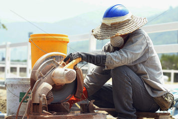 Hong Kong  China  Bauarbeiter fraest Pflastersteine