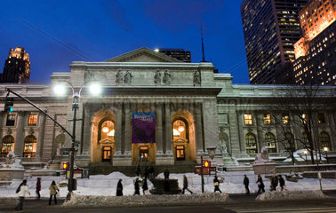 die Public Library in New York bei Nacht