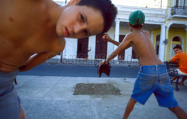 Am Abend spielen Kinder in Kuba auf der Strasse