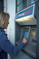 Touristin an einem Geldautomaten in Tartu  Estland