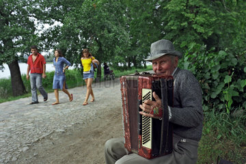 Rentner spielt Volkslieder fuer Touristen  Litauen