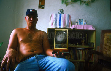 Der junge kubanische Baseballspieler Norberto in seiner Wohnung