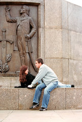 Ein Paar am Kosciuszko-Denkmal im Stadtzentrum von Lodz  Polen