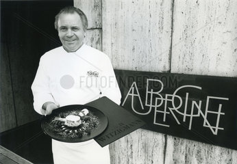 Eckart Witzigmann  Spitzenkoch  vor Restaurant Aubergine  1988