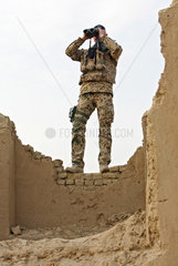 Mazar-e Sharif  Afghanistan  Bundeswehrsoldat der ISAF-Schutztruppe auf Patrouille