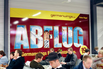 Berlin  Passagiere in der Abfertigungshalle des Flughafens Berlin-Schoenefeld