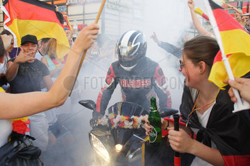 Berlin  Deutschland  deutsche Fans jubeln auf dem Kurfuerstendamm nach dem Achtelfinalsieg