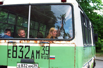Kinder in einem Ueberlandbus  Kaliningrad  Russland
