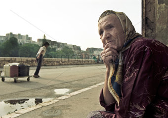 Sarajevo  Bosnien und Herzegowina  aeltere Frau schaut aus einem Haus