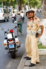 Vietnam  zwei Verkehrspolizisten bei einer Verkehrskontrolle in Saigon