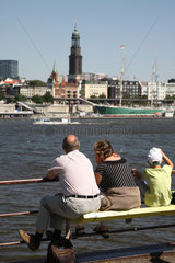 Hamburg  Deutschland  Menschen an der Elbe