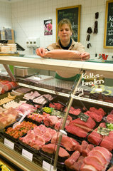 Berlin  Deutschland  Verkaeuferin an der Fleischtheke im Biosupermarkt