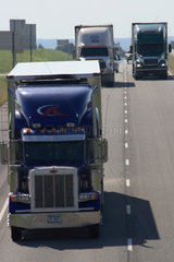 Walnut  USA  Trucks auf dem Highway im Bundesstaat Oklahoma