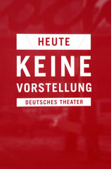 Berlin  Plakat mit der Aufschrift -Heute keine Vorstellung Deutsches Theater-