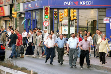Passanten auf einer geschaeftigen Strasse in Istanbul
