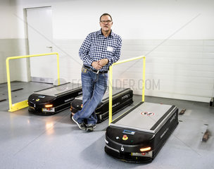 Guenter Klanke  Betriebsratsvorsitzender bei der Augusta-Kranken-Anstalt gGmbH  mit Transport-Robotern