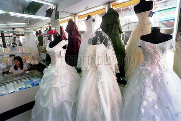 Brautkleider in einem Laden in der Leipziger Strasse (Strada Lipscani)  Bukarest