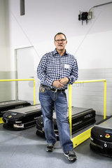 Guenter Klanke  Betriebsratsvorsitzender bei der Augusta-Kranken-Anstalt gGmbH  mit Transport-Robotern