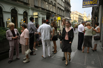 Menschen warten vor einem Kino in Budapest