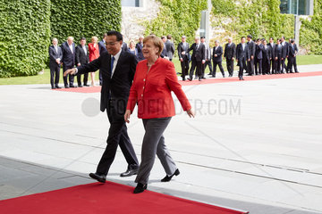 Berlin  Deutschland - Bundeskanzlerin Angela Merkel und der chinesische Ministerpraesident Li Keqiang verlassen den Ehrenhof des Bundeskanzleramtes nach dem Empfang mit militaerischen Ehren.