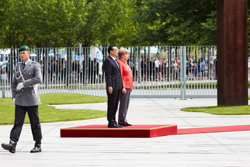 Berlin  Deutschland - Bundeskanzlerin Angela Merkel empfaengt den chinesischen Ministerpraesidenten Li Keqiang im Ehrenhof des Bundeskanzleramtes mit militaerischen Ehren.