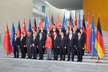 Berlin  Deutschland - Bundeskanzlerin Angela Merkel und der chinesische Ministerpraesident Li Keqiang zusammen mit den Deutsch-Chinesischen Delegationen im Bundeskanzleramt beim Fototermin.