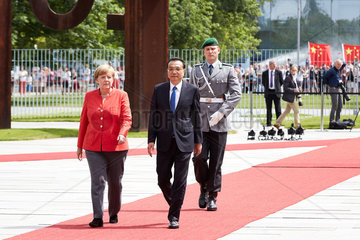 Berlin  Deutschland - Bundeskanzlerin Angela Merkel empfaengt den chinesischen Ministerpraesidenten Li Keqiang im Ehrenhof des Bundeskanzleramtes mit militaerischen Ehren.