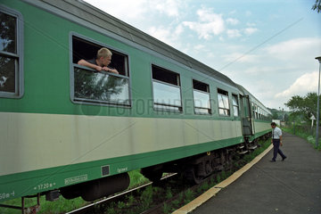 Ein Zug haelt im Bahnhof  Sued-Ostpolen