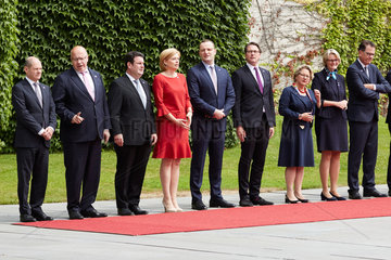 Berlin  Deutschland - Das Bundeskabinett steht am roten Teppich anlaesslich des Staatsbesuchs des chinesischen Ministerpraesidenten im Ehrenhof des Bundeskanzleramts.