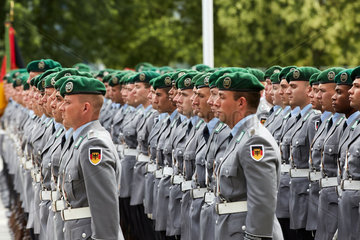 Berlin  Deutschland - Soldatinnen und Soldaten des Wachbataillon im Ehrenhof des Bundeskanzleramts.