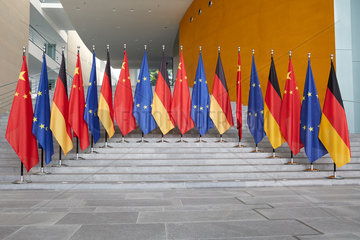 Berlin  Deutschland - Aufgereiht im Bundeskanzleramt - Europaflaggen  chinesische Nationalflaggen und deutsche Nationalflaggen.